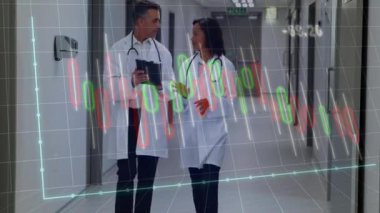 Hastane koridoruna giren doktorlar bütçe hesapları için holografik finansal grafikleri gözden geçiriyorlar. Tıbbi, teknoloji, analiz, fütüristik, profesyonel, işbirliği, veri