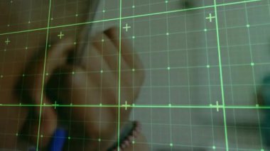 El ayarlama kulaklığı, kalem başlatma ızgarası kullanılarak eğitim için okuyan ergen çocuğa rehberlik ediliyor. Teknoloji, yenilik, eğitim, odaklanma, öğrenme, analiz, dijital