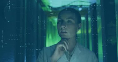 Veri merkezi koridorunda ortaya çıkan ikili akış üzerine kadın araştırmacı analizi tamamlıyor. Teknoloji, yenilik, fütürizm, siber güvenlik, zeka, konsantrasyon, profesyonellik