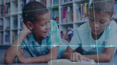 Dijital ağ örtüsü, kütüphanede ders kitabı okuyan iki çocuğun birlikte çalıştığını gösteriyor. İşbirliği, arkadaşlık, eğitim, çocukluk, okur yazarlık, öğrenim, odaklanma