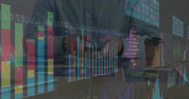 Animasyon çizelgeleri çıktıktan sonra akıllı telefona uzanan finans analisti. İş, finans, analitik, dijital, teknoloji, profesyonel, veri