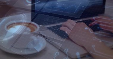 Kahve fincanının yanında dizüstü bilgisayarda yazarak 3D kod pencerelerini etkinleştiriyor ve analiz için çizelgeleri güncelliyor. Teknoloji, yenilik, dijital, fütüristik, üretkenlik, programlama, çalışma alanı