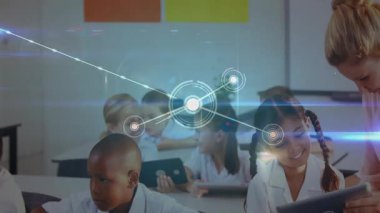 Örgü saçlı öğrencinin tablet ekranı tıklaması öğretmenlik dersi sırasında ağ örtüşmesi başlatıyor. Eğitim, teknoloji, işbirliği, yenilik, sınıf, etkileşimli, dijital