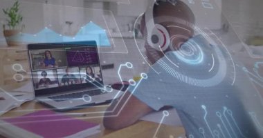 Genç çocuk online eğitim notlarına başlıyor. Dizüstü bilgisayar kulaklığını bağlayan HUD dalga formu grafiklerini çağırıyor. Teknoloji, yenilik, eğitim, bağlantı, dijital, iletişim, fütüristik