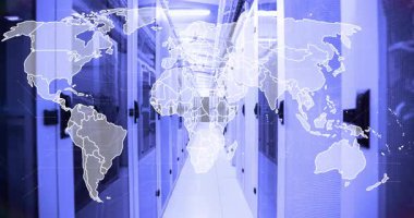 Sunucu koridoru görüntüsü başlangıç haritası zayıflıyor, titreşen ışık düğümleri kıtalar boyunca koşturuyor ve ağı gösteriyor. Teknoloji, ağ oluşturma, altyapı, dijital, bağlantı, geleceksel, veri