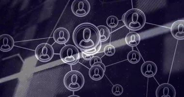 Daireler çizerek düğümleri kümelere bağlıyor. Titreşiyor, kod üzerinden ağ etkinliğini görselleştiriyor. Teknoloji, bağlantı, dijital, veri, yenilik, siber, fütürist