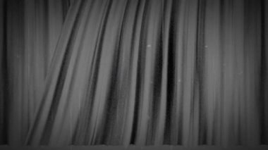 Koyu renk kıvrımlı perdeler sahne arkasını ortaya çıkarıyor ve stilize edilmiş beyaz preSENTS başlığını tanıtıyor. Dramatik, dramatik, gerilim, minimalist, monokrom, sahne, performans