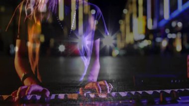 Klavyedeki müzisyen akoru gece müzik şovu için neon ışıklarıyla duraklıyor. Şehir, gece hayatı, canlılık, performans, sanatsal, ambiyans, moda