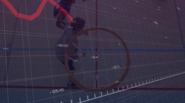 Siyah üniformalı basketbolcu çembere doğru salya akıtıyor ve smaç basarken kırmızı çizelgeyi canlandırıyor. Sporcular, spor, kentsel, enerjik, rekabet, performans, dinamik