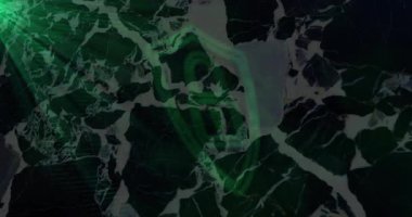 Yeşil parlama, dijital güvenliği gösteren asma kilit ile birlikte kalkan ana hatlarını oluşturmaya başlıyor. Siber güvenlik, veri koruması, dijital savunma, şifreleme, teknoloji, fütüristik, ağ güvenliği