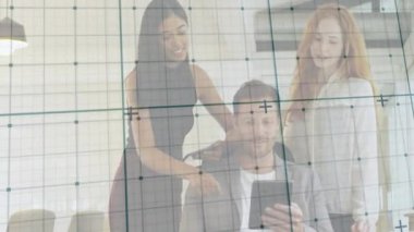 Tableti tıkırdatan adam ve meslektaşları işaret eden şebekeye yaslanıyor ve iş stratejisi üzerinde anlaşıyorlar. İşbirliği, takım çalışması, yenilik, modern, profesyonel, dijital, iletişim