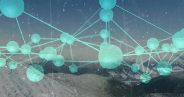 Kar taneleri görsel verileri sürüklerken Cyan ağı zayıflıyor, tepelerin üzerinde dönüyor ve nabız atıyor. Fütürist, teknoloji, veri görselleştirme, soyut, dijital, soğuk, yenilikçi