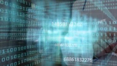 Erkek kaldırma akıllı telefonu ve ofiste holografik veri şebekesini analiz için aktif hale getiriyor. Teknoloji, yenilik, dijital, gelecek, veri, bağlantı, aygıt