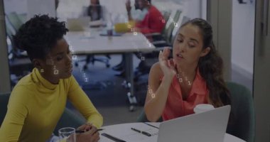 İş konuşmalarındaki detaylara dikkat çekerken bir yandan da bilgisayarını dinleyen ve veri grafiklerine başlayan bir kadın. İşbirliği, takım çalışması, yenilik, modern, profesyonel, iletişim, beyin fırtınası.