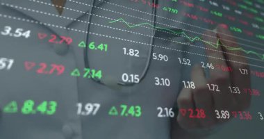 Yükselen yeşil oklara cevap veren, steteskopu ayarlayan ve geniş bir gülümseme gösteren bir tıp çalışanı. Sağlık, finans, veri görselleştirme, profesyonellik, iyimserlik, teknoloji, analiz