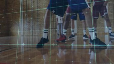 Ana oyuncu paslarını alıyor ve bacak aralarında top sürerek kılavuz spor talimi yapıyor. Spor, takım çalışması, eğitim, motivasyon, çeviklik, performans, atletizm