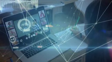 Çevrimiçi kurs sırasında yeşil kalemi ağ kaplamasına ve notlar yazmasına tercih eden bir çocuk. İşbirliği, sanal öğrenme, eğitim, teknoloji, odaklanma, bağlantı, iletişim