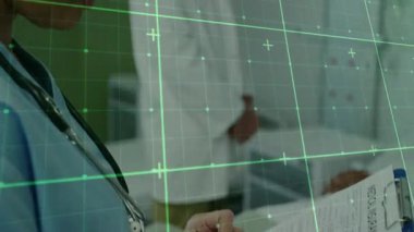 Sigorta formunu şebeke kaplamalı olarak dolduran hemşire masasını ayarlayan doktor, gülümseyen hemşire. Sağlık, profesyonellik, takım çalışması, klinik, tıbbi, tanı, teknoloji