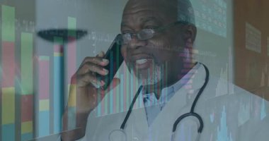 Kıdemli erkek doktor telefon melodisini kaldırıyor ve hasta ölçümlerini animasyon çizelgeleriyle tartışıyor. Profesyonel, sağlık, analitik, veri görselleştirme, danışmanlık, teknoloji, iletişim