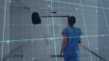 Doktor ve hemşire hastane koridoruna girerken dijital şebeke animasyonları güvenli kapılara yaklaşıyor. Tıbbi, sağlık, hastane, profesyonel, klinik, geleceksel, teknoloji