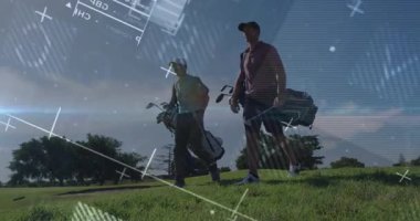 İki erkek golfçü yokuş yukarı yürüyor, veriler golf analitiği figürlerinin etrafında şekilleniyor. Atletizm, işbirliği, modern, eğlence, açık hava, hassasiyet, takım çalışması