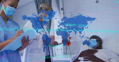 Sağlık hemşiresi, hastanın hayati organlarını incelerken dünya haritasını aktifleştiriyor. Tıbbi ekip, klinik, tanı, dijital, profesyonellik, koğuş, izleme