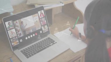 Öğrenci, dizüstü bilgisayarda yazı yazarken yüzen kullanıcı simgeleri ağ örtüsü olarak sınıfa katılıyor. Eğitim, teknoloji, dijital, bağlantı, uzaktan, öğrenme, iletişim