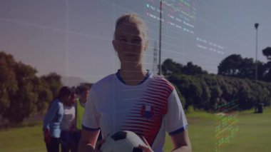 Top tutan futbolcu, antrenman performansını izlemek için çizelgeleri üst üste koymaya başladı. Atletik, spor, fitness, dijital, teknoloji, açık hava, takım çalışması