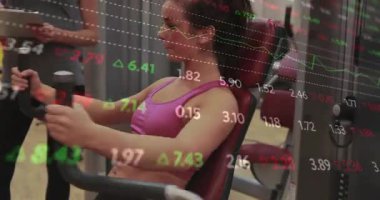 Fitness müşterisi kalp çizgisi grafikleriyle antrenör gözetiminde tutacağı ve göğsüne bastıracak. Spor, güç, sağlık, eğitim, egzersiz, spor salonu, kararlılık