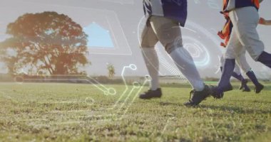 Buzlu çimenlere adım atmak, spor antrenmanlarına katılmak için üstüste binen takımları çalıştırmak. Atletizm, takım çalışması, spor giyim, hareket, spor, spor, açık hava, kararlılık