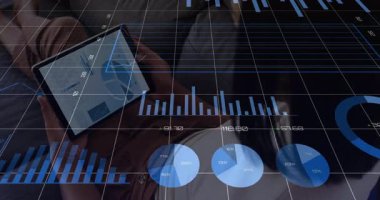 Kanepeye yaslanmış yetişkin bir kadın tablet tutarken gelişmekte olan analizleri gösteren çizelgeleri canlandırıyor. Analizler, gösterge paneli, veri görselleştirme, finans, dijital, iş, teknoloji