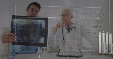 Kıdemli doktor artan sağlık grafikleriyle çalışırken kıdemsiz doktor muayene için göğüs röntgeni çekiyor. Tıbbi, profesyonel, tanı, dijital, analitik, işbirlikçi, klinik