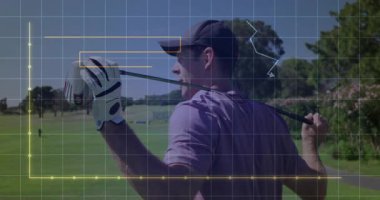 Sahada duran erkek golfçü, şebeke zayıflıyor, baltalar ve teknik çizelgeler salıncağı analiz ediyor. Sporcu, spor, performans, analitik, teknoloji, açık hava, eğlence