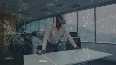VR kullanıcısı iş analizi için tablolara yaslanıyor ve ağ üzerinde yoğunlaşırken düğümleri tarıyor. Teknoloji, yenilik, işbirliği, dijital, fütüristik, profesyonel, çalışma alanı