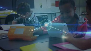 Üç öğrenci tabletleri yazıyor ve tıkırdatıyor. Sınıf boyunca genişleyen ağ grafiklerini aktifleştiriyor. Eğitim, işbirliği, dijital, yenilik, öğrenme, teknoloji, takım çalışması