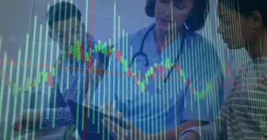 Doktor, tıbbi konsültasyon sırasında hastalara rehberlik eden çizelgeyi tekrar tekrar gözden geçiriyor. Sağlık, sağlık, danışma, veri görselleştirme, profesyonel, tanı, takım çalışması