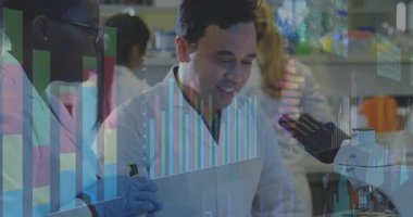 Slayt tutan kadın ve mikroskop altında odaklanmayı ayarlayan erkek laboratuvar analizindeki veri tablolarını canlandırıyor. Bilim insanları, araştırma, laboratuvar, analiz, yenilik, işbirliği, bilimsel