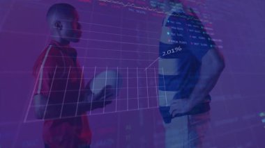 Koç elinde futbol, ızgara görüntüsü, spor verileri için% etiketlerle grafiksel animasyon ile karşı karşıya. Sporcular, analitikler, görselleştirme, eğitim, dijital, strateji, takım çalışması