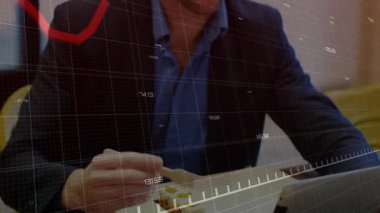 Kırmızı çizgi grafiği iş analizi için dizüstü bilgisayarda gösterilirken insan veri yiyor ve çalışıyor. Profesyonel, gündelik, modern, teknoloji, analiz, konsantrasyon, çalışma alanı