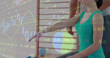 Dengeli bir kadın, antreman sonrası kollarını omuz hizası ve sağlık için kaldırıyor. Fitness, rehabilitasyon, spor salonu, duruş, hareketlilik, güç, sağlık