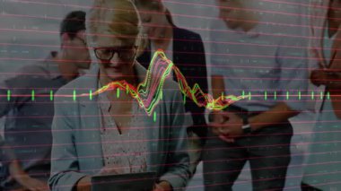 Olgun iş kadını, iş verilerini canlandırırken, hareketlerini takip eden bir takım olarak tableti tıklatıyor. İşbirliği, yenilik, teknoloji, iletişim, takım çalışması, veri görselleştirme, profesyonellik