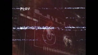 PLAY etiket tutarken HUD arızalı statik bantlar, geri besleme simülasyonu yapan atımlı grafikler ölçer. Fütürist, teknoloji, arayüz, dijital, statik, parazit, şematik