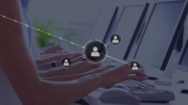 Klavyeye basarak kullanıcı simgesini başlatarak ağ üzerinde genişleyen bağlı düğümler oluşturuluyor. Teknoloji, ağ oluşturma, işbirliği, dijital, yenilik, çalışma alanı, bağlantı