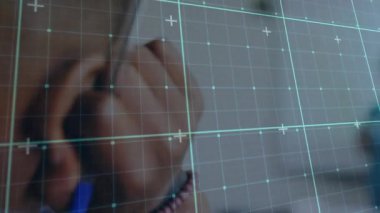 Eğitmen akıllı telefona basıyor, bu da odak noktasını sınıfta okuyan öğrencilere çeviriyor. Eğitim, teknoloji, iletişim, öğrenme, dijital, sınıf, odaklanma