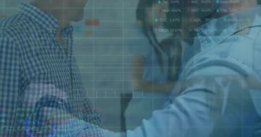 Doktor, hastanın göğsüne steteskop yerleştiriyor, şebekeler oluşuyor ve tablet tıkırtılarını güncelliyor. Tıbbi, sağlık, teknoloji, veri, analiz, teşhis, yenilik