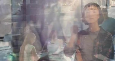 Pencerenin yanındaki iş kafesine adım atan bir kadın, işbirliği yapmak için gözlüklerini ayarlıyor. Çalışma alanı, işbirliği, modern, kentsel, profesyonel, yaşam tarzı, okul