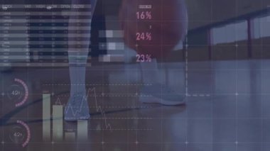 Mahkemede basketbol oynayan bir kadın top sürerken ve atış yaparken yüzen spor analitiği sergiliyor. Sporcu, performans, veri görselleştirme, hareket, spor, eğitim, dijital analiz