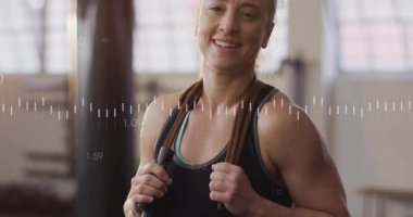 Spor hocası nefes alırken ip atlama hareketini kavrıyor. Nabız ve kalp atışlarını takip ediyor. Sporcu, sağlık, dayanıklılık, canlılık, modern, dinamik, ilham