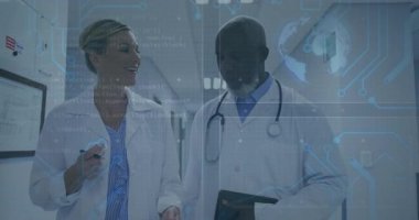 Hastane koridorunda yürüyen doktorlar kod kaplamasına, danışmanlık verilerine ve tabletlere cevap veriyorlar. Tıp uzmanları, dijital sağlık, yenilik, işbirliği, fütüristik, sağlık teknolojisi, klinik takım çalışması