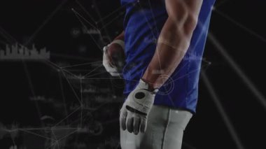 Futbol oyuncusu eldiven kayışını sıkıyor ve canlandırılmış HUD grafikleriyle topu kaldırıyor. Sporcu, performans, teknoloji, spor giyim, dijital, veri görselleştirme, hareket